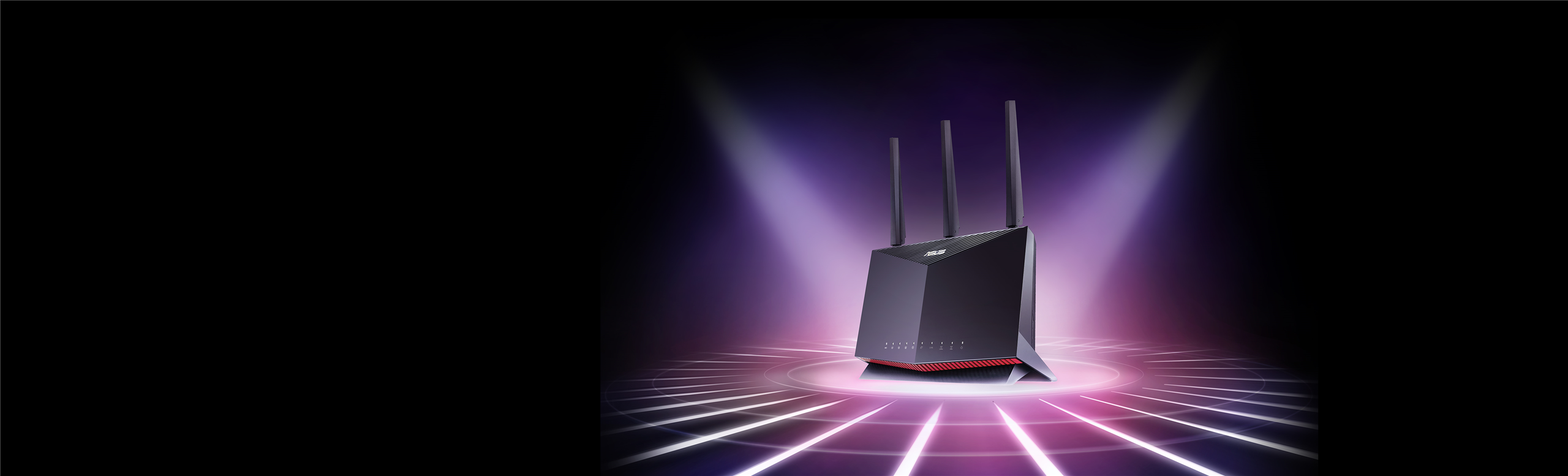 L'immagine mostra un router moderno con un design elegante di colore nero. Ha tre antenne posizionate verticalmente e appare su uno sfondo con luci viola e rosa che creano un effetto di illuminazione concentrata sul router. L'aspetto è tecnologico e futuristico.