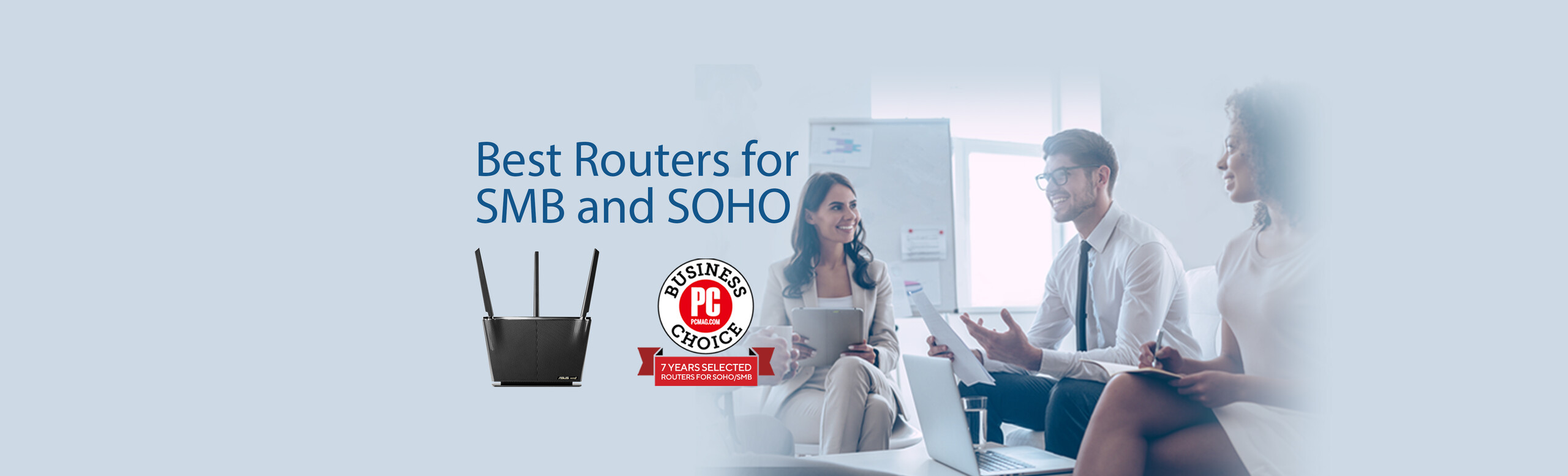 L'immagine mostra un gruppo di tre persone sedute che conversano e sorridono in un ambiente di ufficio. Alla loro sinistra, c'è del testo che dice Best Routers for SMB and SOHO accanto a un'immagine di un router. Sotto il router, c'è un badge con la scritta Business Choice.